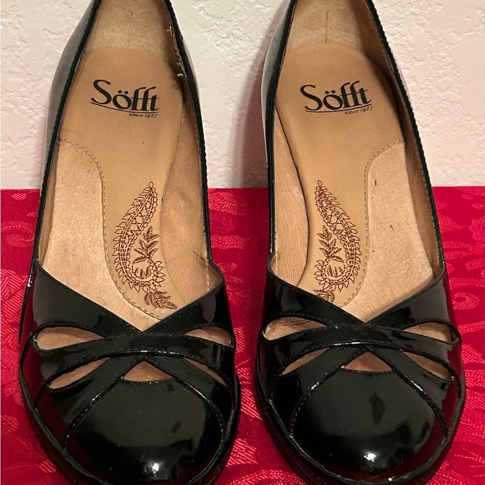 Sofft Black Heels with Elegant Cut-Out Design